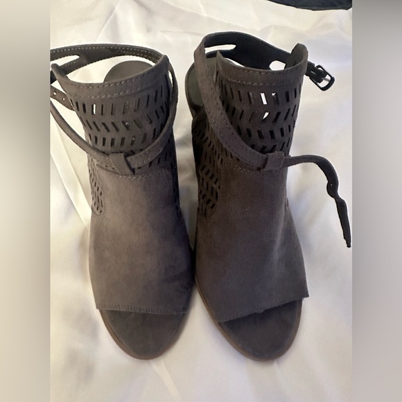American Eagle grey suede straps open toe sandals - Picture 1 of 8